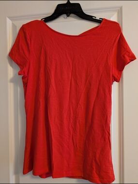 Express Women’s Red Short Sleeve Scoop Neck Tee